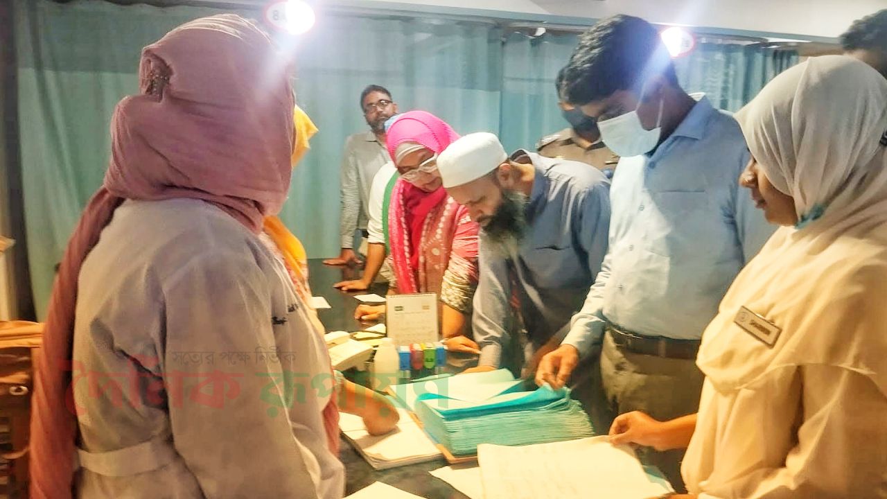 সোশ্যাল মিডিয়ায় মেয়েরা কেন বেশি বিপর্যস্ত, কী বলছে গবেষণা?